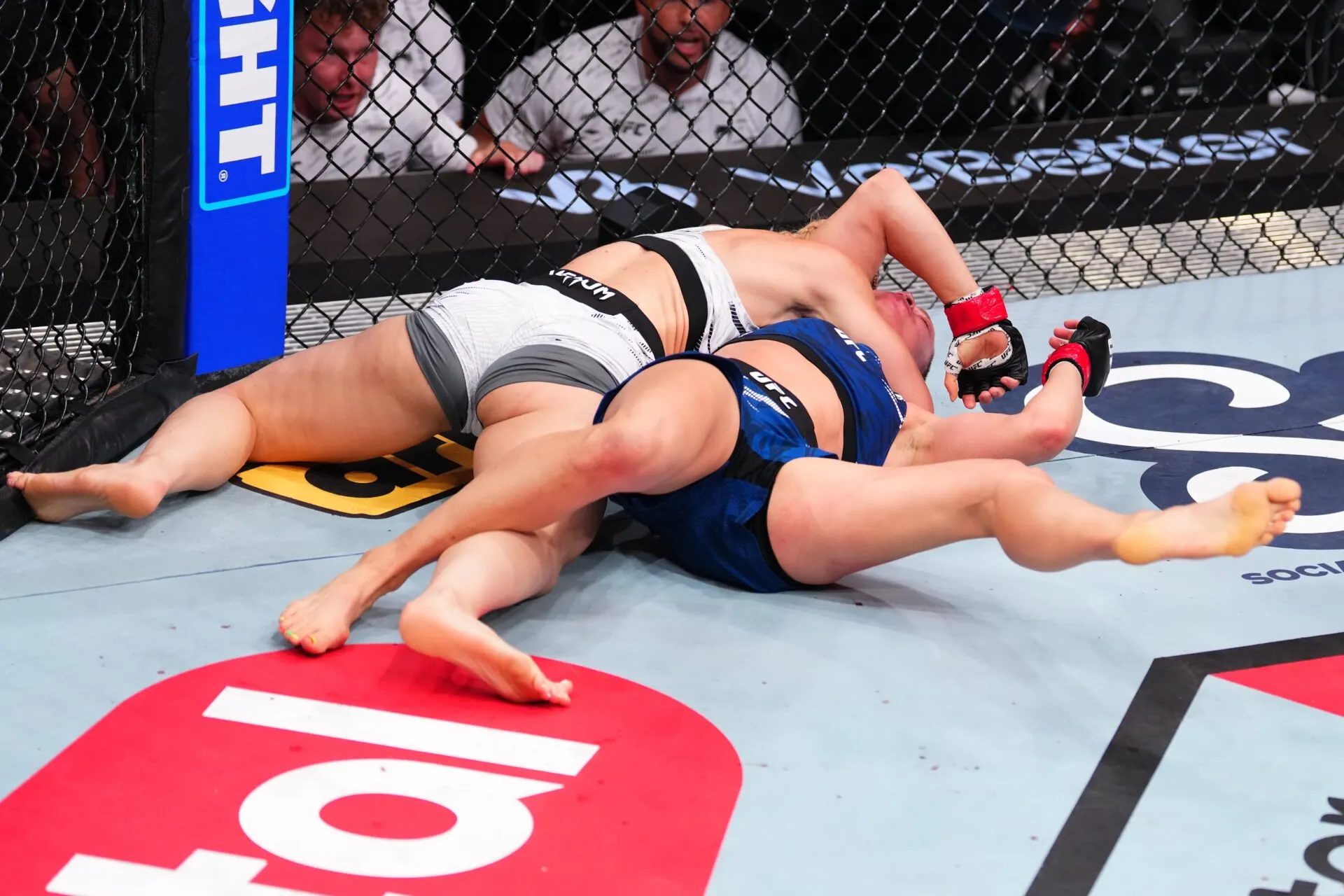 Rose Namajunas Atasi Ketakutan, Jatuhkan dan Kalahkan Miranda Maverick di Co-Main Event UFC Atlanta