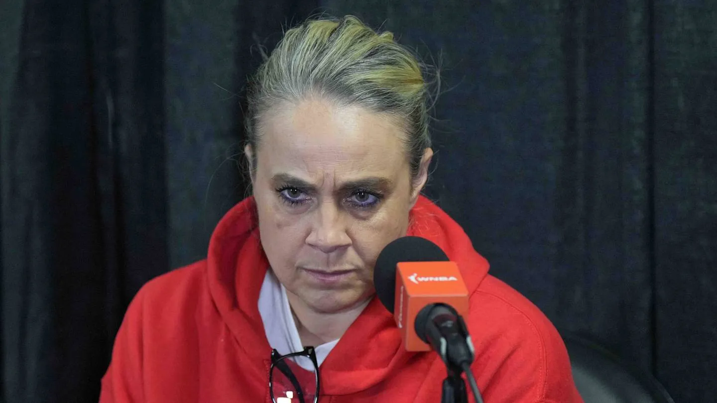 Becky Hammon Kritik Wasit WNBA di Tengah Perlakuan Fisik Caitlin Clark